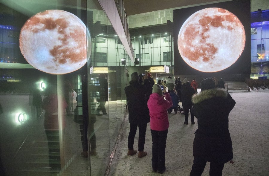 Los vecinos de Helsinki inauguran el Año Nuevo con un Festival de luces que recorre toda la ciudad, desde las fachadas hasta el suelo. 