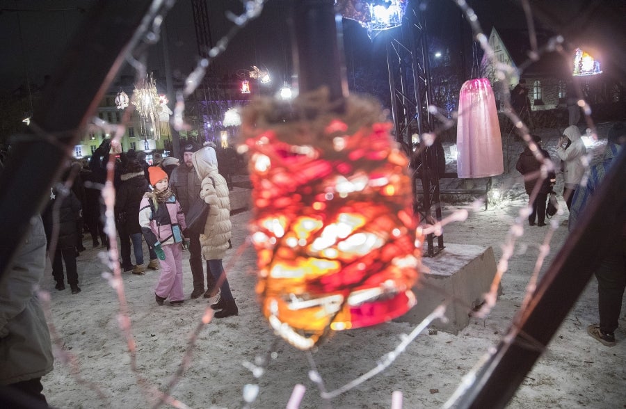 Los vecinos de Helsinki inauguran el Año Nuevo con un Festival de luces que recorre toda la ciudad, desde las fachadas hasta el suelo. 