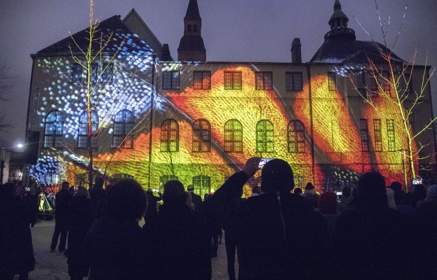 Los vecinos de Helsinki inauguran el Año Nuevo con un Festival de luces que recorre toda la ciudad, desde las fachadas hasta el suelo. 