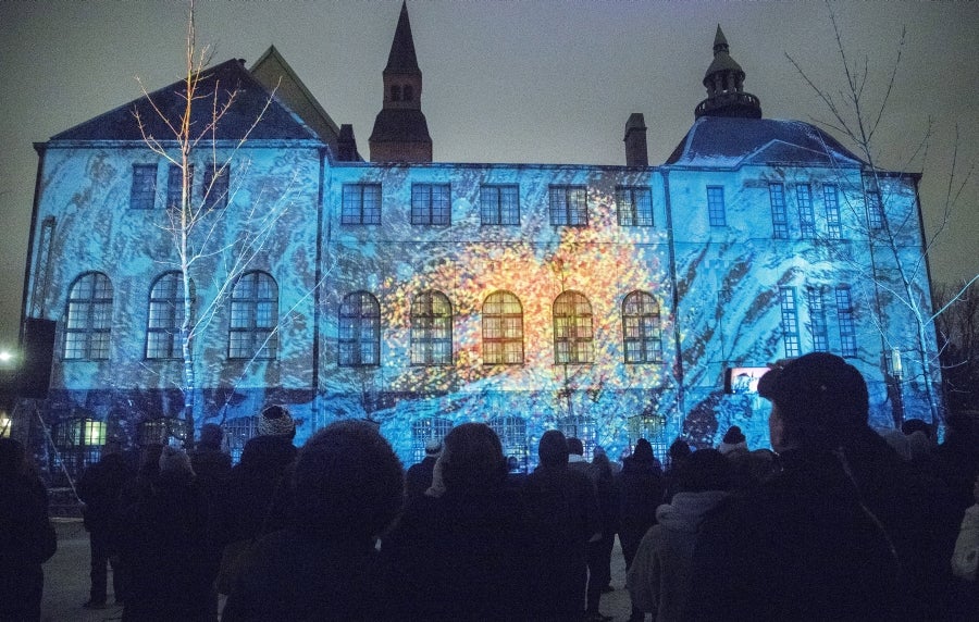 Los vecinos de Helsinki inauguran el Año Nuevo con un Festival de luces que recorre toda la ciudad, desde las fachadas hasta el suelo. 