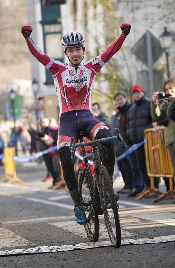 Los hermanos Izagirre han tenido que abandonar este domingo en el ciclo-cross de Ormaiztegi tras una caída. Los dos ciclistas, que hacían su debut en competición con el Astana, se han caído en una bajada siendo Gorka el que se ha llevado la peor parte. La prueba de élite la ha vencido Javier Ruiz de Larrinaga que se retira del ciclo-cross tras 13 años disputando pruebas en Euskadi