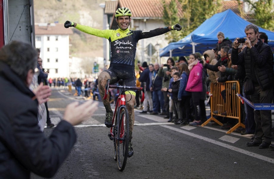 Los hermanos Izagirre han tenido que abandonar este domingo en el ciclo-cross de Ormaiztegi tras una caída. Los dos ciclistas, que hacían su debut en competición con el Astana, se han caído en una bajada siendo Gorka el que se ha llevado la peor parte. La prueba de élite la ha vencido Javier Ruiz de Larrinaga que se retira del ciclo-cross tras 13 años disputando pruebas en Euskadi