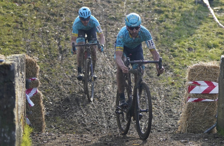 Los hermanos Izagirre han tenido que abandonar este domingo en el ciclo-cross de Ormaiztegi tras una caída. Los dos ciclistas, que hacían su debut en competición con el Astana, se han caído en una bajada siendo Gorka el que se ha llevado la peor parte. La prueba de élite la ha vencido Javier Ruiz de Larrinaga que se retira del ciclo-cross tras 13 años disputando pruebas en Euskadi
