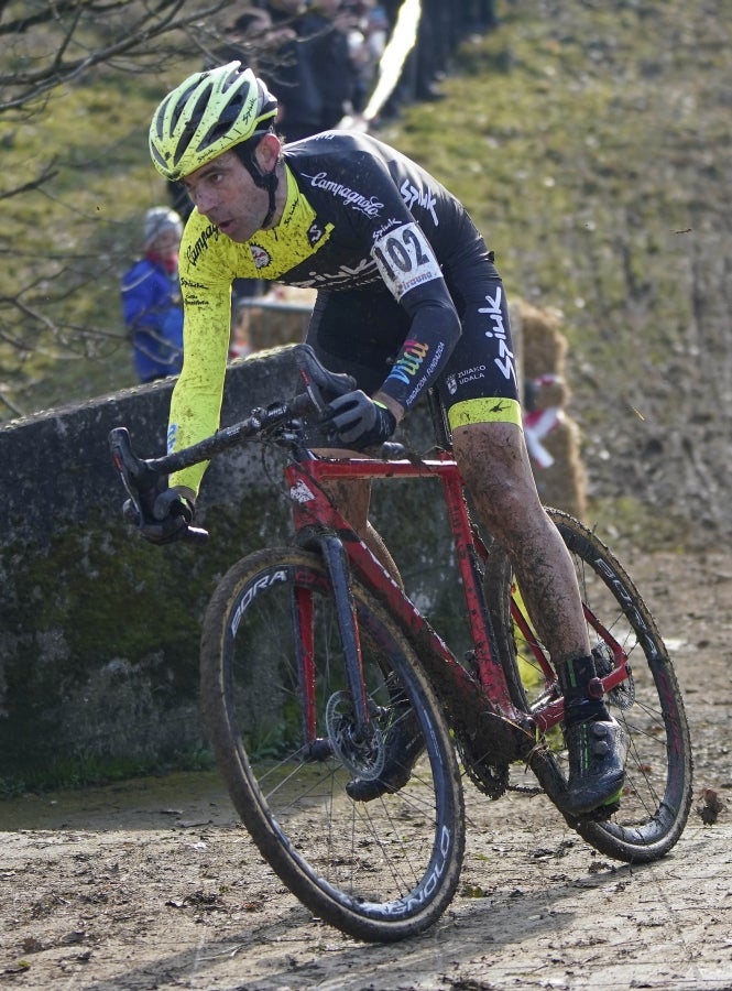 Los hermanos Izagirre han tenido que abandonar este domingo en el ciclo-cross de Ormaiztegi tras una caída. Los dos ciclistas, que hacían su debut en competición con el Astana, se han caído en una bajada siendo Gorka el que se ha llevado la peor parte. La prueba de élite la ha vencido Javier Ruiz de Larrinaga que se retira del ciclo-cross tras 13 años disputando pruebas en Euskadi