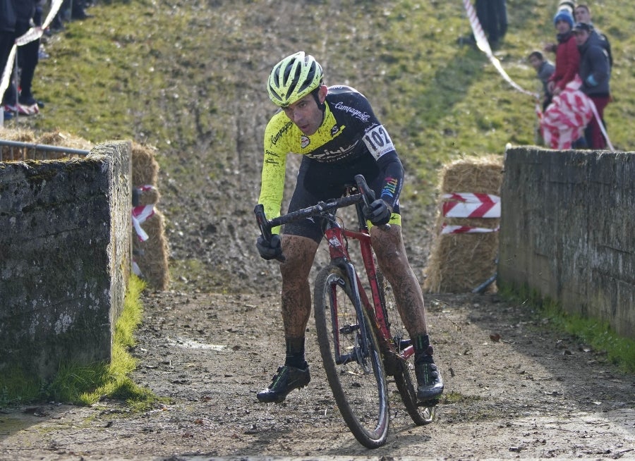 Los hermanos Izagirre han tenido que abandonar este domingo en el ciclo-cross de Ormaiztegi tras una caída. Los dos ciclistas, que hacían su debut en competición con el Astana, se han caído en una bajada siendo Gorka el que se ha llevado la peor parte. La prueba de élite la ha vencido Javier Ruiz de Larrinaga que se retira del ciclo-cross tras 13 años disputando pruebas en Euskadi