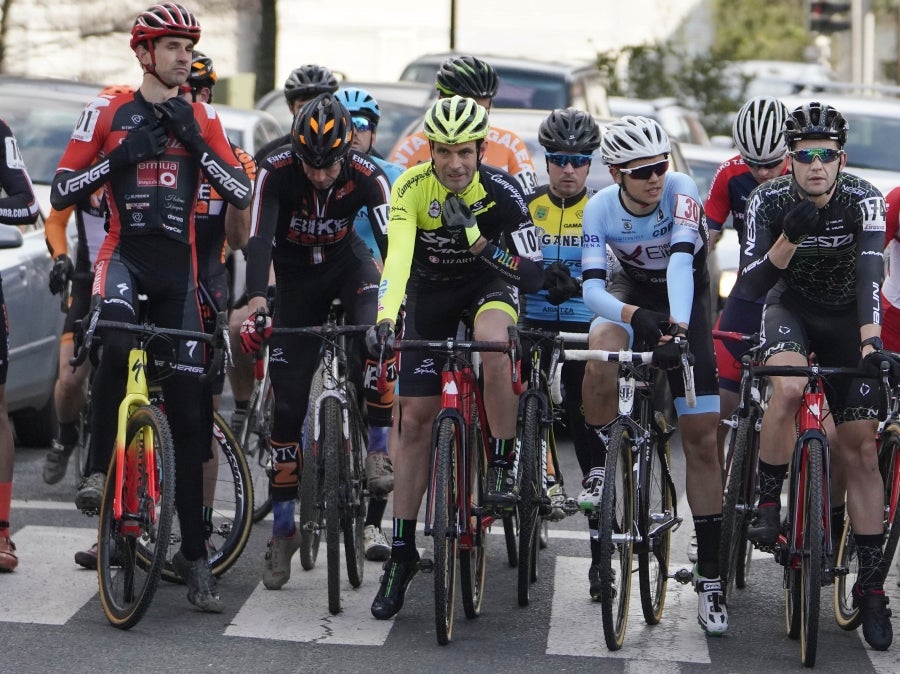 Los hermanos Izagirre han tenido que abandonar este domingo en el ciclo-cross de Ormaiztegi tras una caída. Los dos ciclistas, que hacían su debut en competición con el Astana, se han caído en una bajada siendo Gorka el que se ha llevado la peor parte. La prueba de élite la ha vencido Javier Ruiz de Larrinaga que se retira del ciclo-cross tras 13 años disputando pruebas en Euskadi