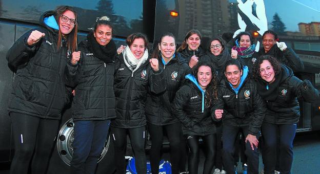 Las jugadoras del Bera Bera antes de empezar su viaje hacia tierras croatas.