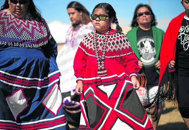 Deb Haaland jura su cargo con el traje tradicional de la tribu Pueblo Laguna (kawaika), en Nuevo México. A la izquierda, Sharice Davids, congresista por el estado de Kansas y primer miembro de la comunidad LGTB que representa a ese estado en el hemiciclo.
