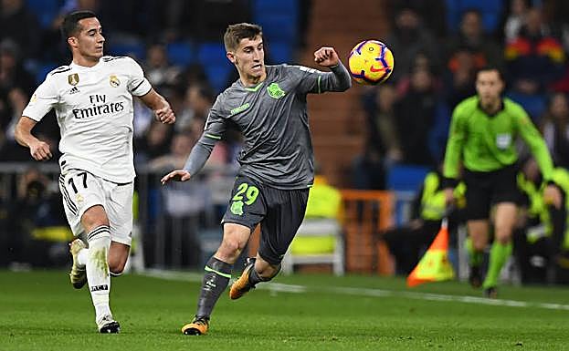 Aihen Muñoz junto a Lucas Vázquez en el Bernabéu durante su debut en Primera. 