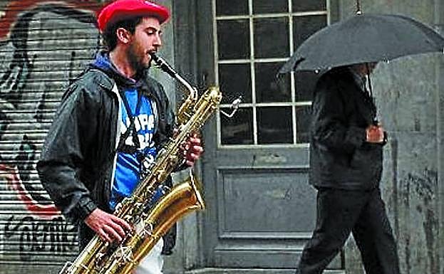 Mendikute toca el saxo el día que el Eibar subió a Primera. 