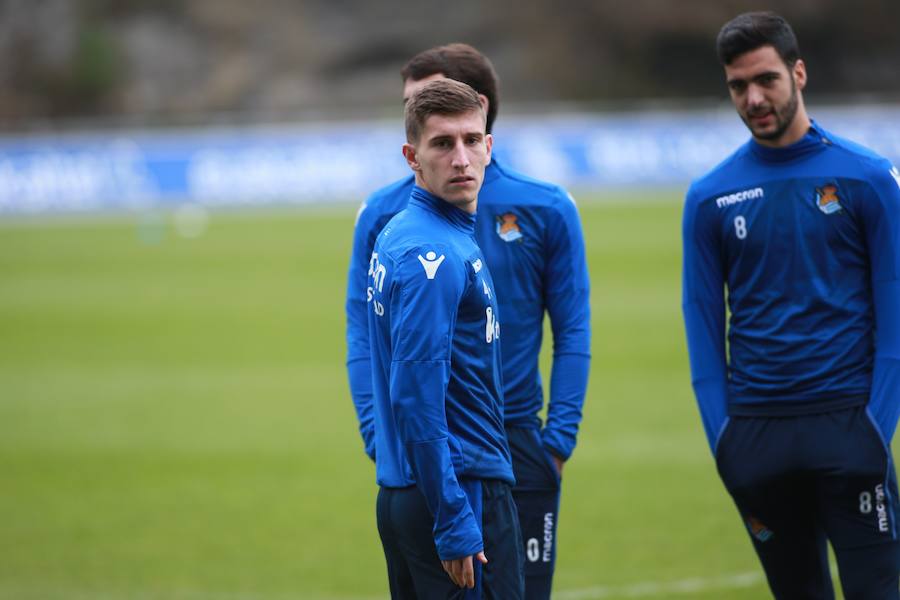 Los titulares ayer en Madrid han hecho trabajo de recuperación bajo techo y los que no salieron de inicio y no fueron convocados se han entrenado a buen nivel en el campo principal, jaleados todos por los escolares presentes en la grada. 