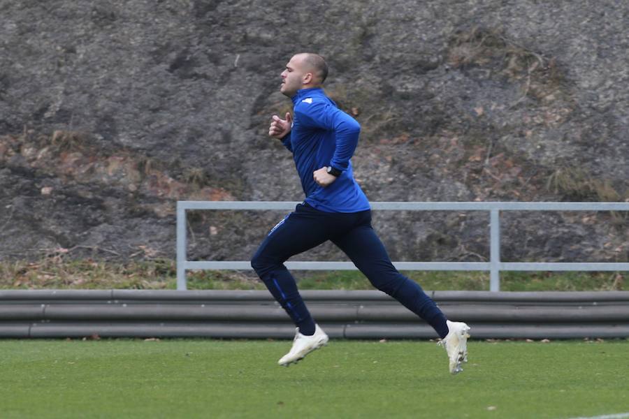 Los titulares ayer en Madrid han hecho trabajo de recuperación bajo techo y los que no salieron de inicio y no fueron convocados se han entrenado a buen nivel en el campo principal, jaleados todos por los escolares presentes en la grada. 