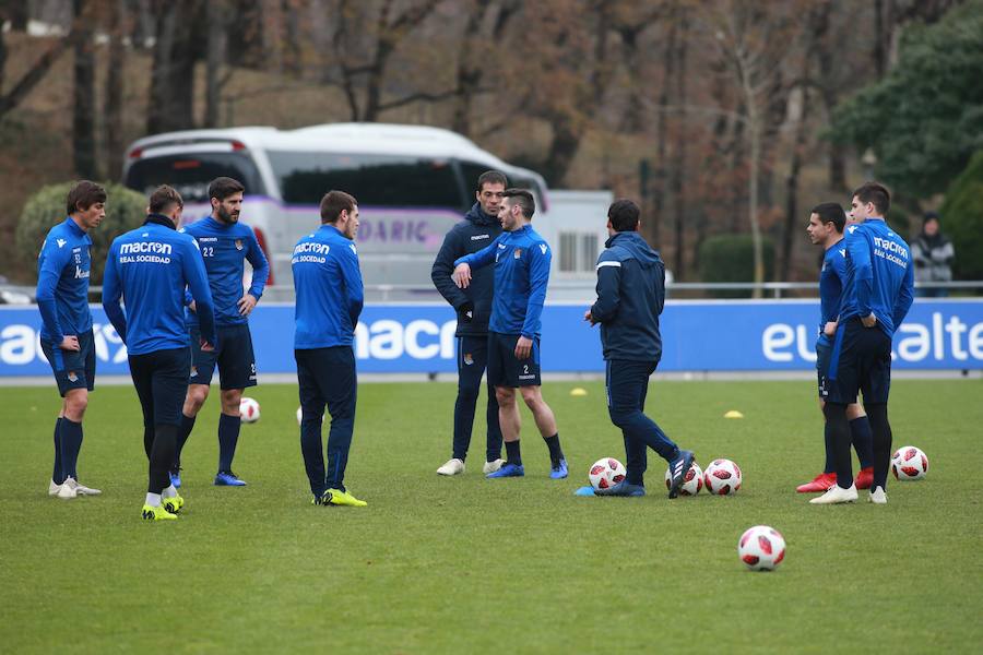 Los titulares ayer en Madrid han hecho trabajo de recuperación bajo techo y los que no salieron de inicio y no fueron convocados se han entrenado a buen nivel en el campo principal, jaleados todos por los escolares presentes en la grada. 