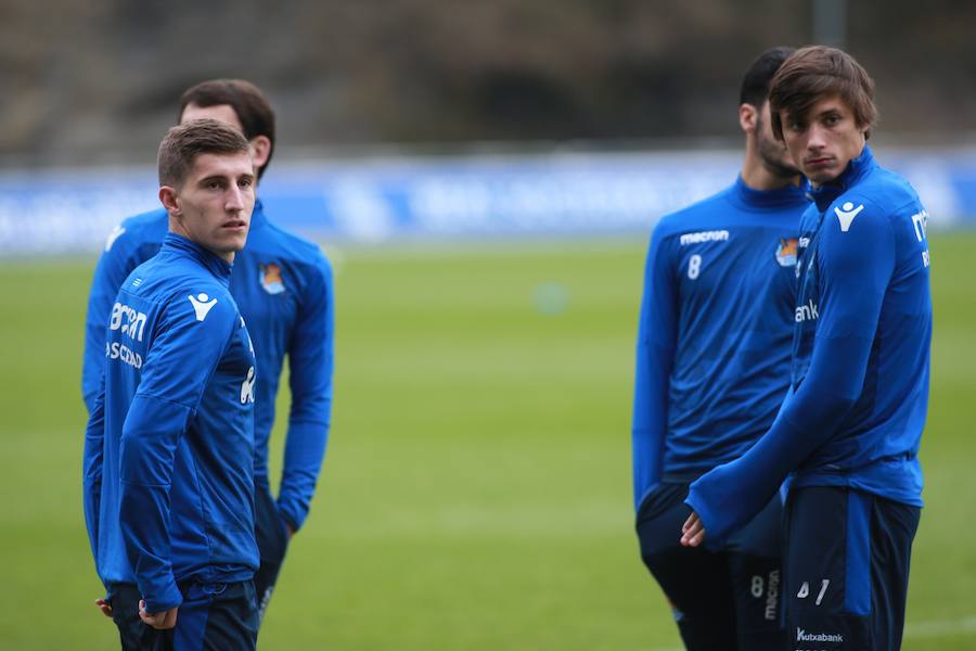 Los titulares ayer en Madrid han hecho trabajo de recuperación bajo techo y los que no salieron de inicio y no fueron convocados se han entrenado a buen nivel en el campo principal, jaleados todos por los escolares presentes en la grada. 