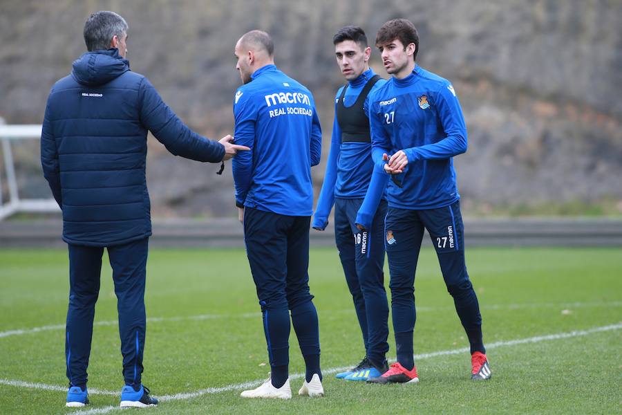 Los titulares ayer en Madrid han hecho trabajo de recuperación bajo techo y los que no salieron de inicio y no fueron convocados se han entrenado a buen nivel en el campo principal, jaleados todos por los escolares presentes en la grada. 