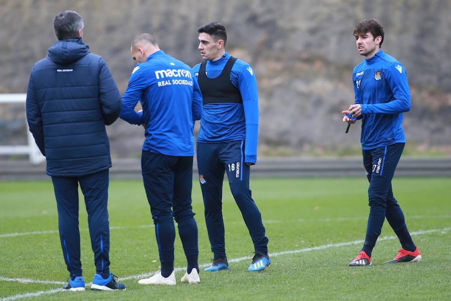 Los titulares ayer en Madrid han hecho trabajo de recuperación bajo techo y los que no salieron de inicio y no fueron convocados se han entrenado a buen nivel en el campo principal, jaleados todos por los escolares presentes en la grada. 