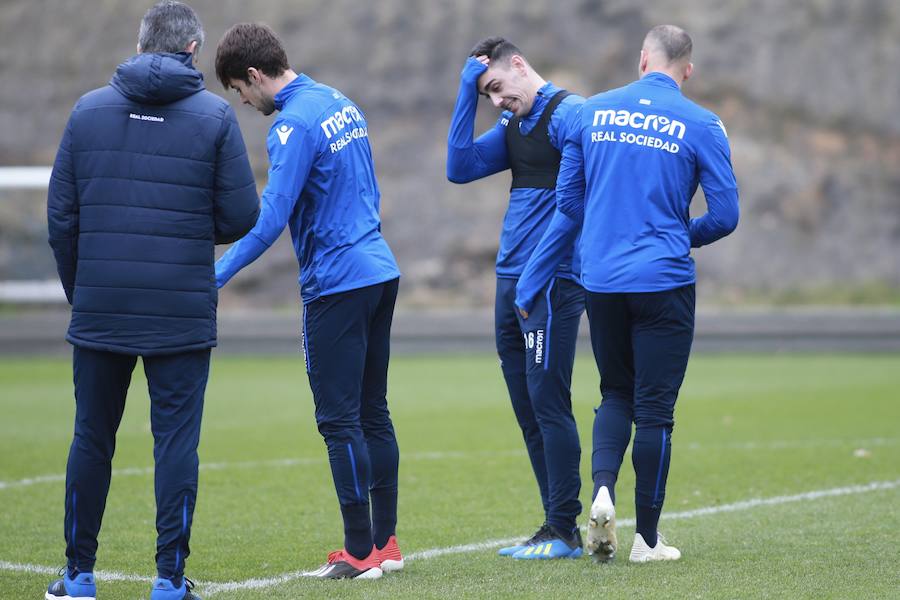 Los titulares ayer en Madrid han hecho trabajo de recuperación bajo techo y los que no salieron de inicio y no fueron convocados se han entrenado a buen nivel en el campo principal, jaleados todos por los escolares presentes en la grada. 