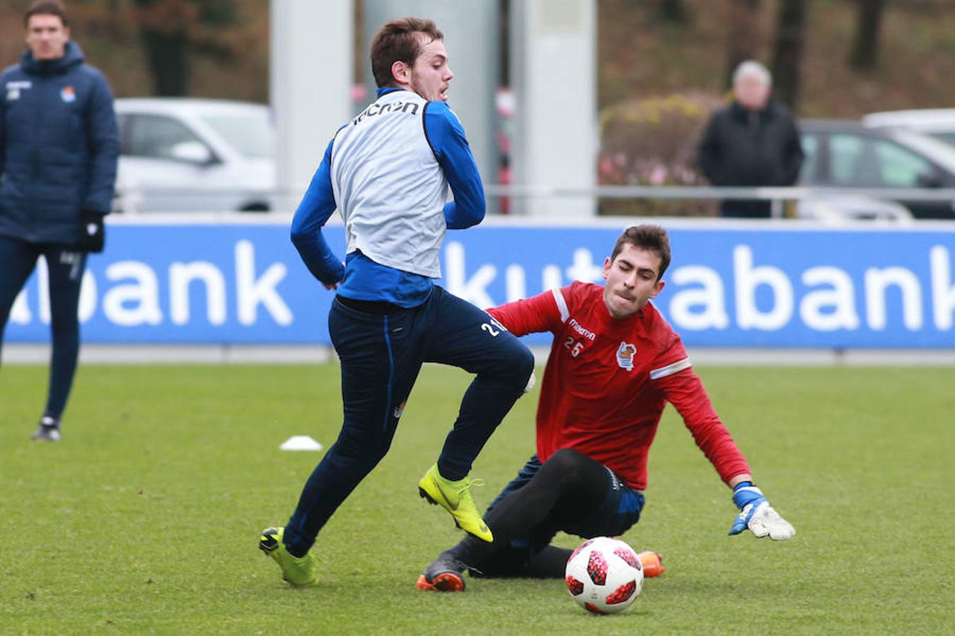 Los titulares ayer en Madrid han hecho trabajo de recuperación bajo techo y los que no salieron de inicio y no fueron convocados se han entrenado a buen nivel en el campo principal, jaleados todos por los escolares presentes en la grada. 