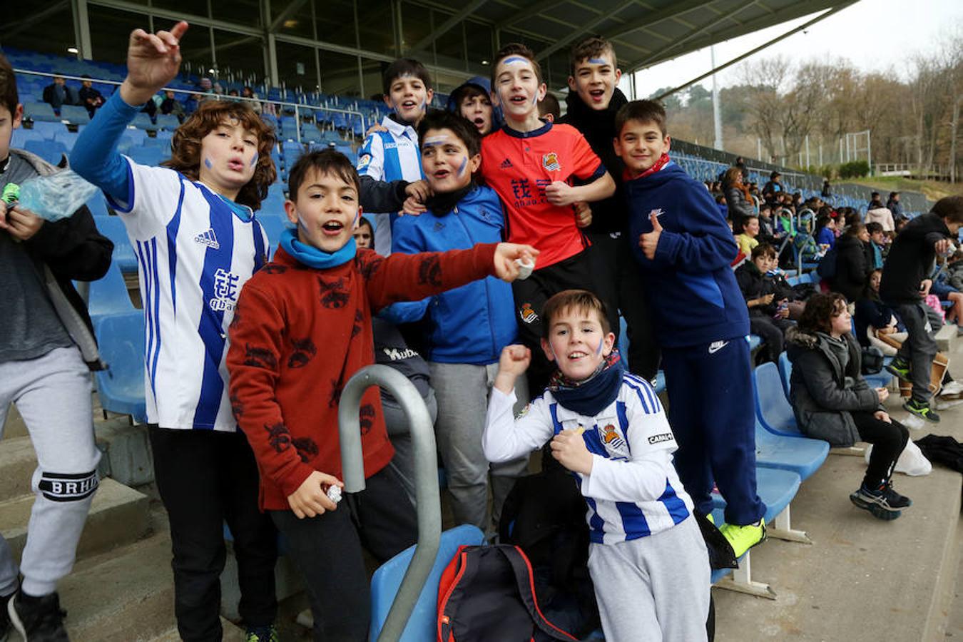 Los titulares ayer en Madrid han hecho trabajo de recuperación bajo techo y los que no salieron de inicio y no fueron convocados se han entrenado a buen nivel en el campo principal, jaleados todos por los escolares presentes en la grada. 