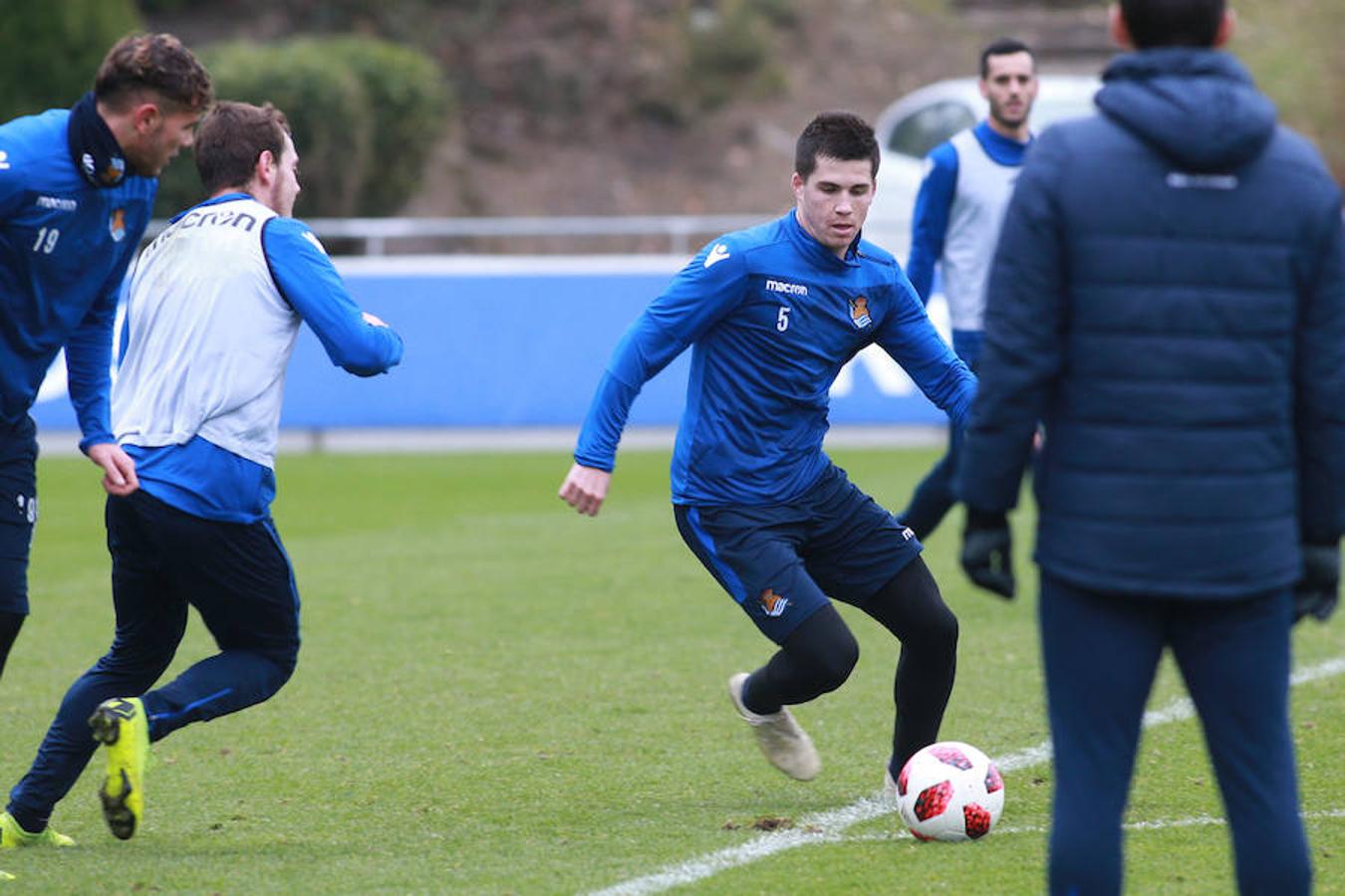 Los titulares ayer en Madrid han hecho trabajo de recuperación bajo techo y los que no salieron de inicio y no fueron convocados se han entrenado a buen nivel en el campo principal, jaleados todos por los escolares presentes en la grada. 