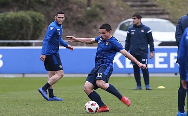 Sangalli, a punto de golpear el balón durante el último entrenamiento de la Real. 