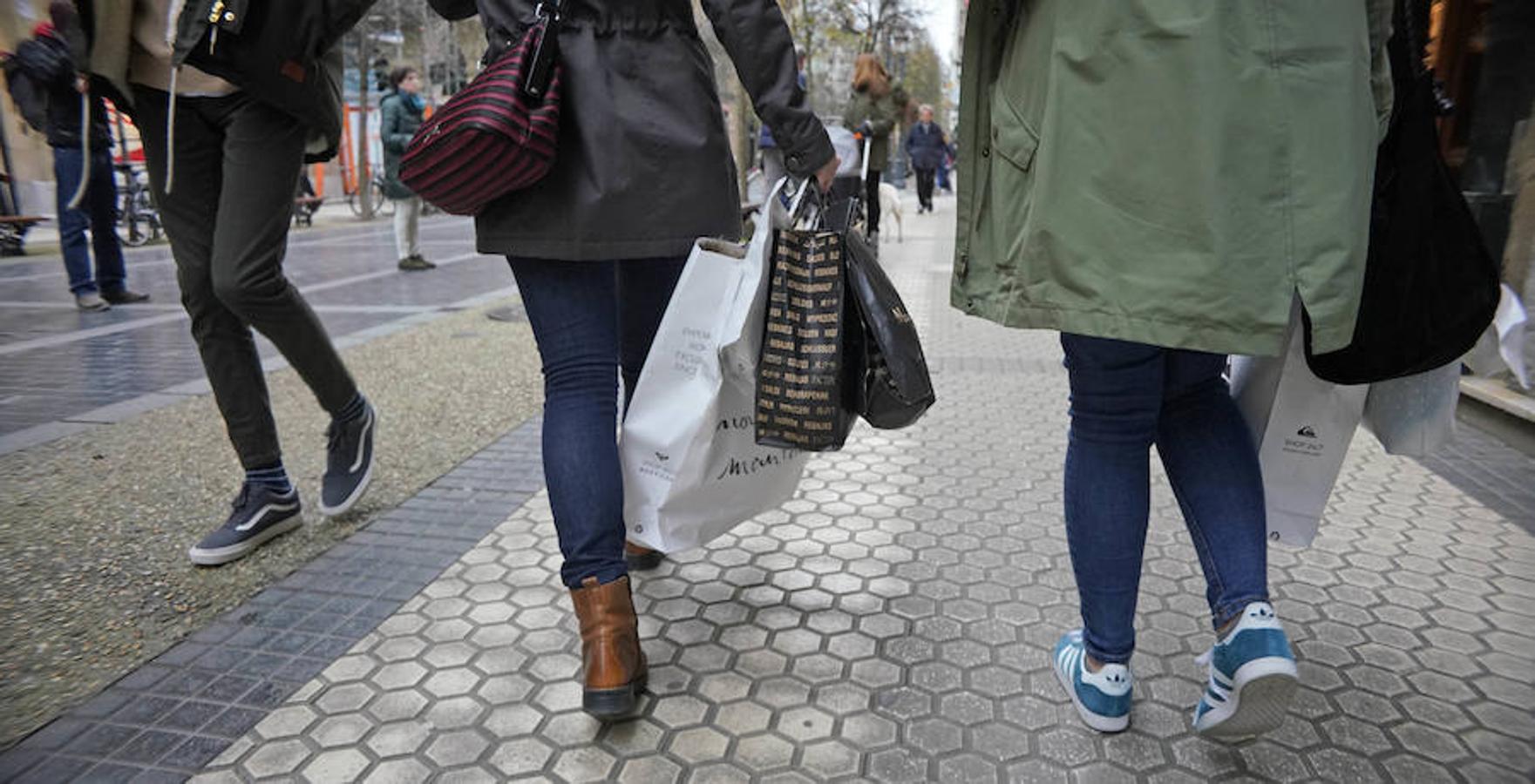 Los comercios de Gipuzkoa se llenaron ayer de clientes en busca de las mejores ofertas 