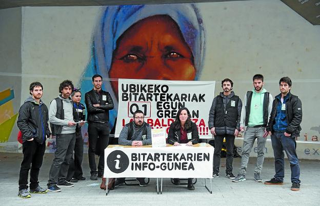 Los mediadores de Ubik, en el punto de información frente a Tabakalera.