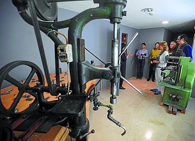 Museo. Representantes de la Ruta del Hierro visitaron Eibar el pasado mes de mayo.