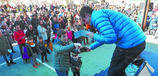 BI TARTEAN SORTEÓ LOS REGALOS  DE LA CAMPAÑA DE REYES  