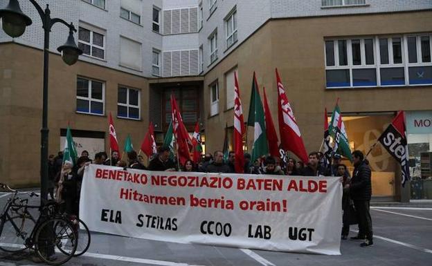 Protesta de los sindicatos de Kristau Eskola. 