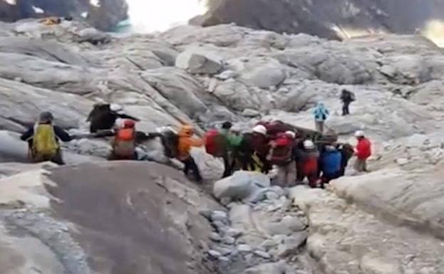 Imágenes de televisión del rescate de los montañeros fallecidos tras la avalancha.