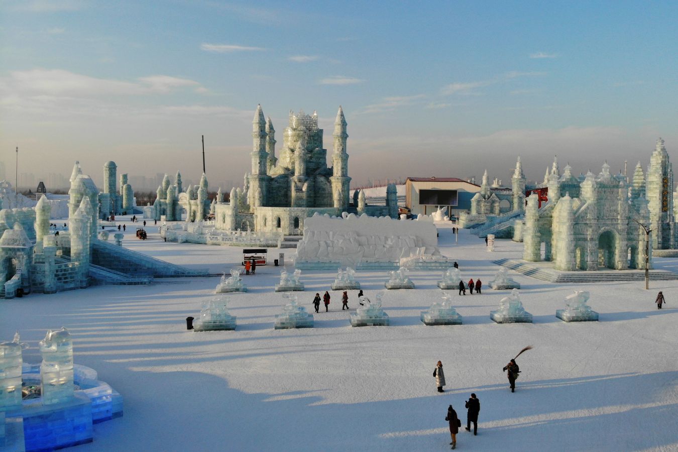 Las enormes edificios de hielo construidos con motivo del festival de hielo y nieve de Harvin (China) vistos desde el aire