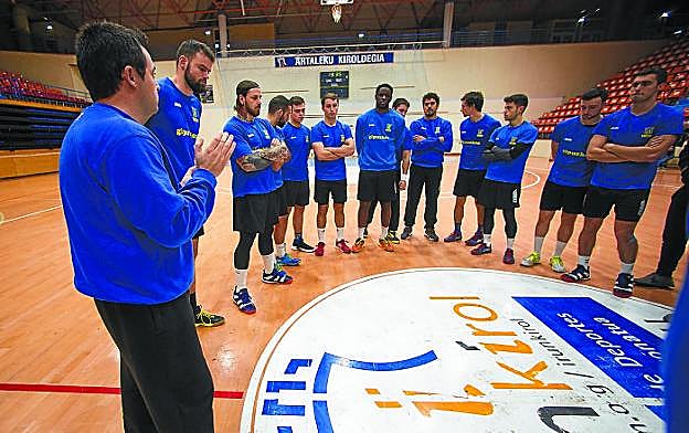 La plantilla del Bidasoa durante una charla con Cuétara en un entrenamiento.
