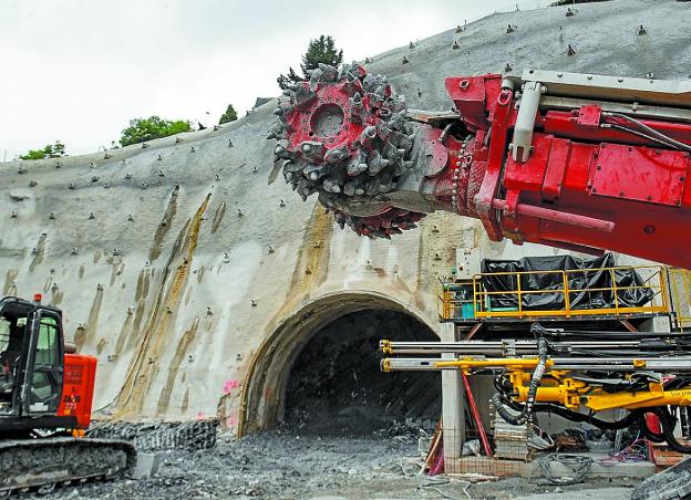 Máquina rozadora con la que se abre el túnel desde la calle Zarautz.