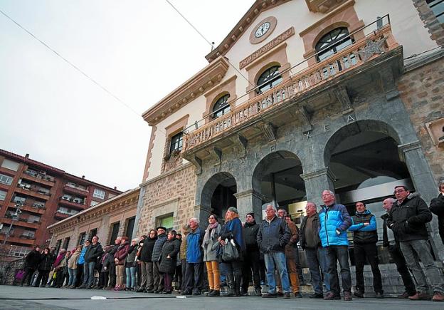 Concentración de condena ante el Ayuntamiento de Amurrio. 