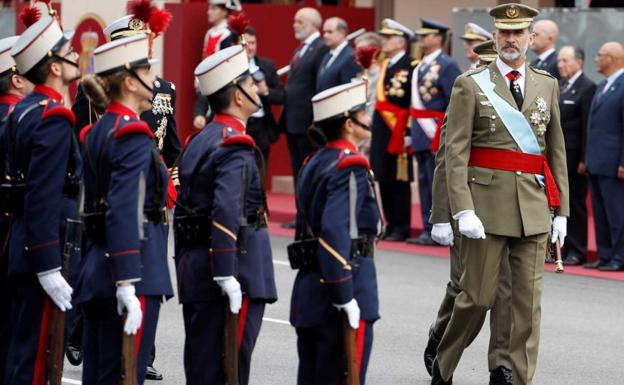 Imagen principal - El Rey pasa revista a las tropas en el desfile de la Fiesta Nacional. 
