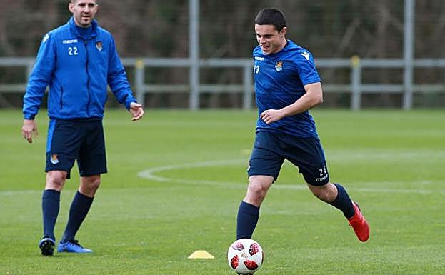 Sangalli conduce el balón en el entrenamiento de este miércoles en Zubieta.