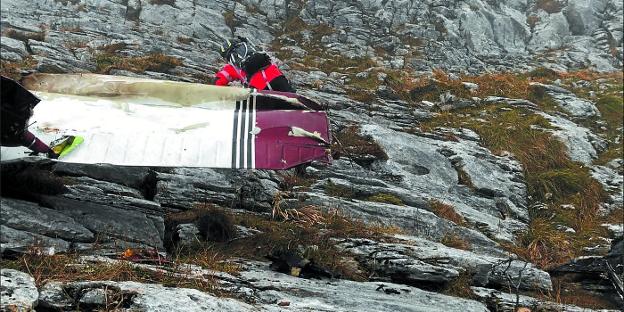 Resto de la avioneta tras impactar contra el monte, a donde acudieron numerosos efectivos de salvamento y rescate.