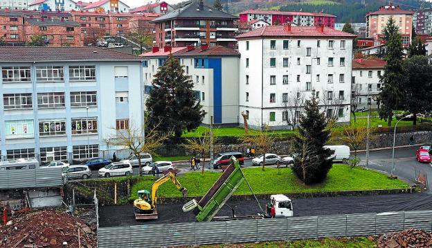 EL PARKING DEL BARRIO ARTIZ VA COGIENDO FORMA