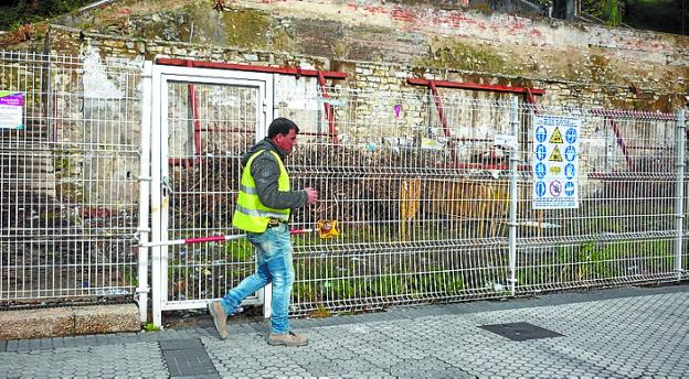 Obras. Un operario ayer en el solar de Trintxerpe. 