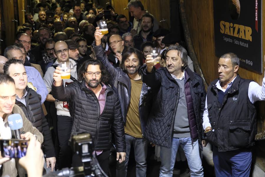 «Poder beber de esta forma la sidra es gloria bendita». Con el grito 'Hau da Usurbilgo Saizar sagardo berria', los componentes del grupo musical Ketama, han dado este jueves el pistoletazo de salida de la VI apertura del txotx de la sidrería Saizar de Usurbil, donde muchas caras conocidas se han reunido en torno a las kupelas para degustar la txuleta y el bacalao, además de brindar por una temporada «mejor que la anterior».