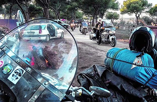 Un grupo de moteros llegan al pinar de las afueras de Valladolid donde se realiza la concentración. 