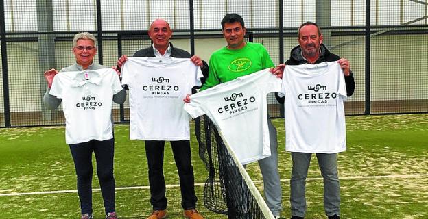 Calos García y representantes del Padelo con las camisetas. 