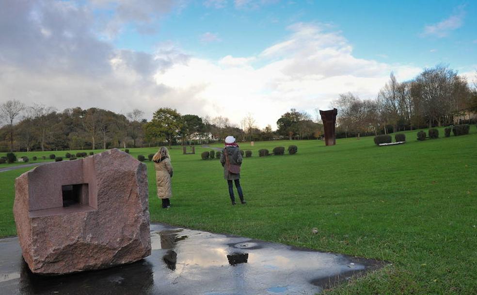 Dos visitantes, junto a una de las piezas de Eduardo Chillida en el recinto de Zabalaga