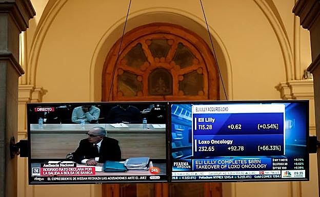 Seguimiento del juicio del 'caso Bankia', en una de las televisiones de la Bolsa de Madrid.