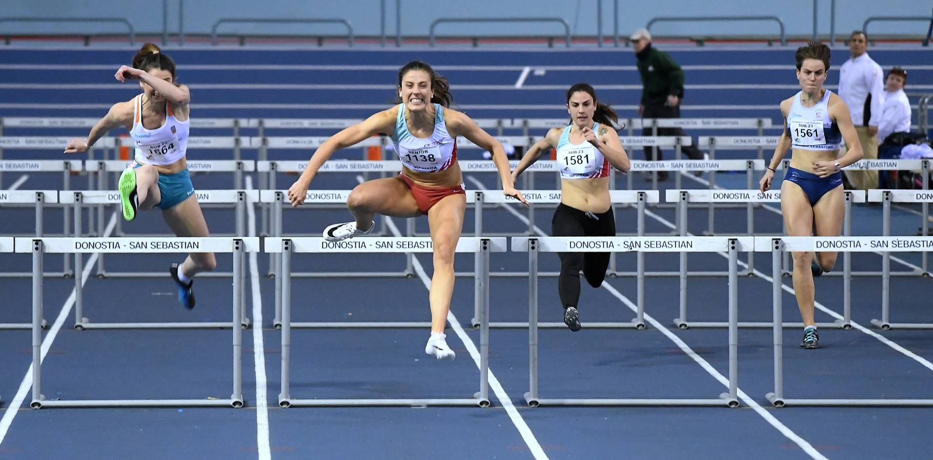 La atleta irundarra se ha impuesto en la final de los 60 metros vallas del Campeonato de Gipuzkoa absoluto disputado en el velódromo de Anoeta. 