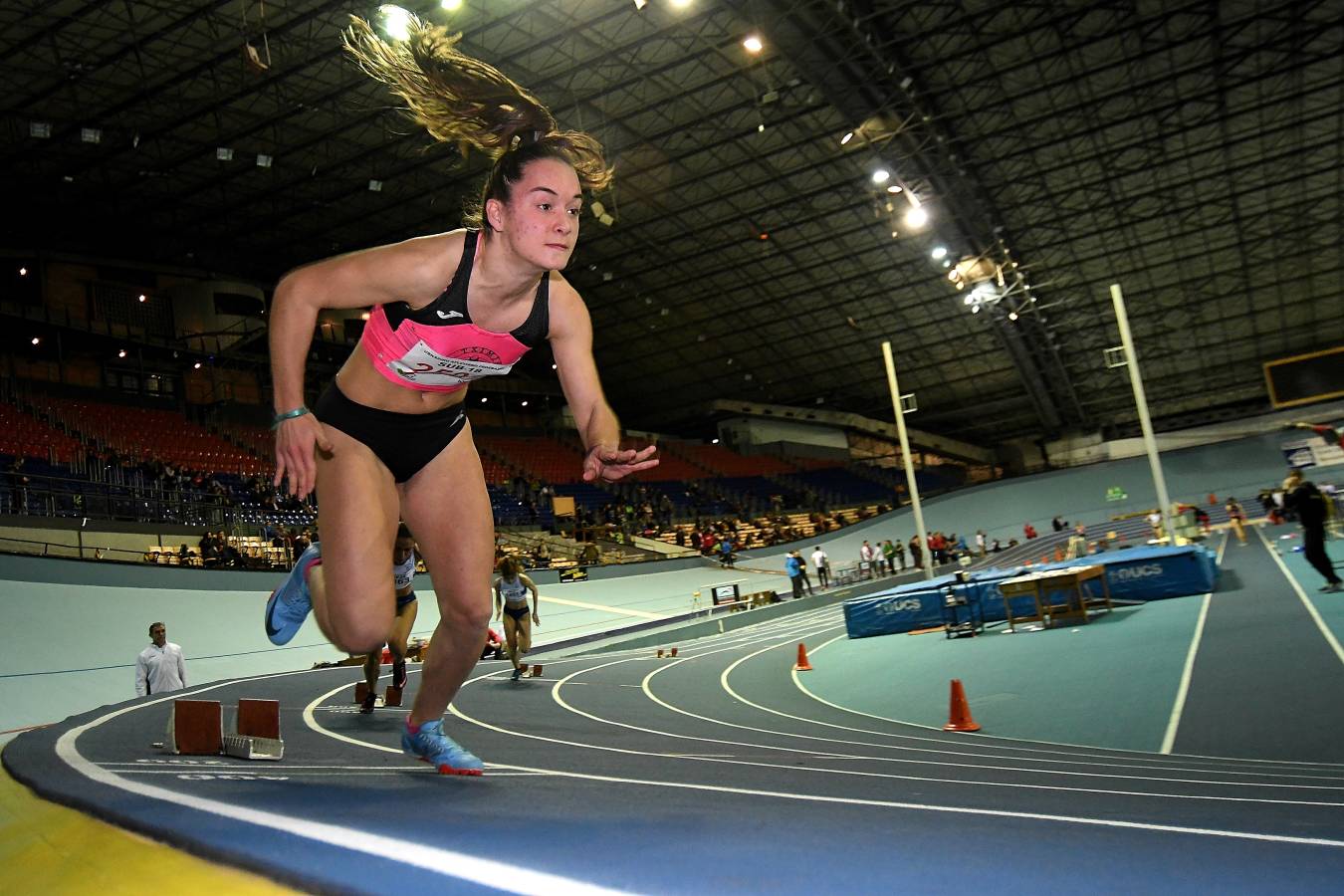 La atleta irundarra se ha impuesto en la final de los 60 metros vallas del Campeonato de Gipuzkoa absoluto disputado en el velódromo de Anoeta. 