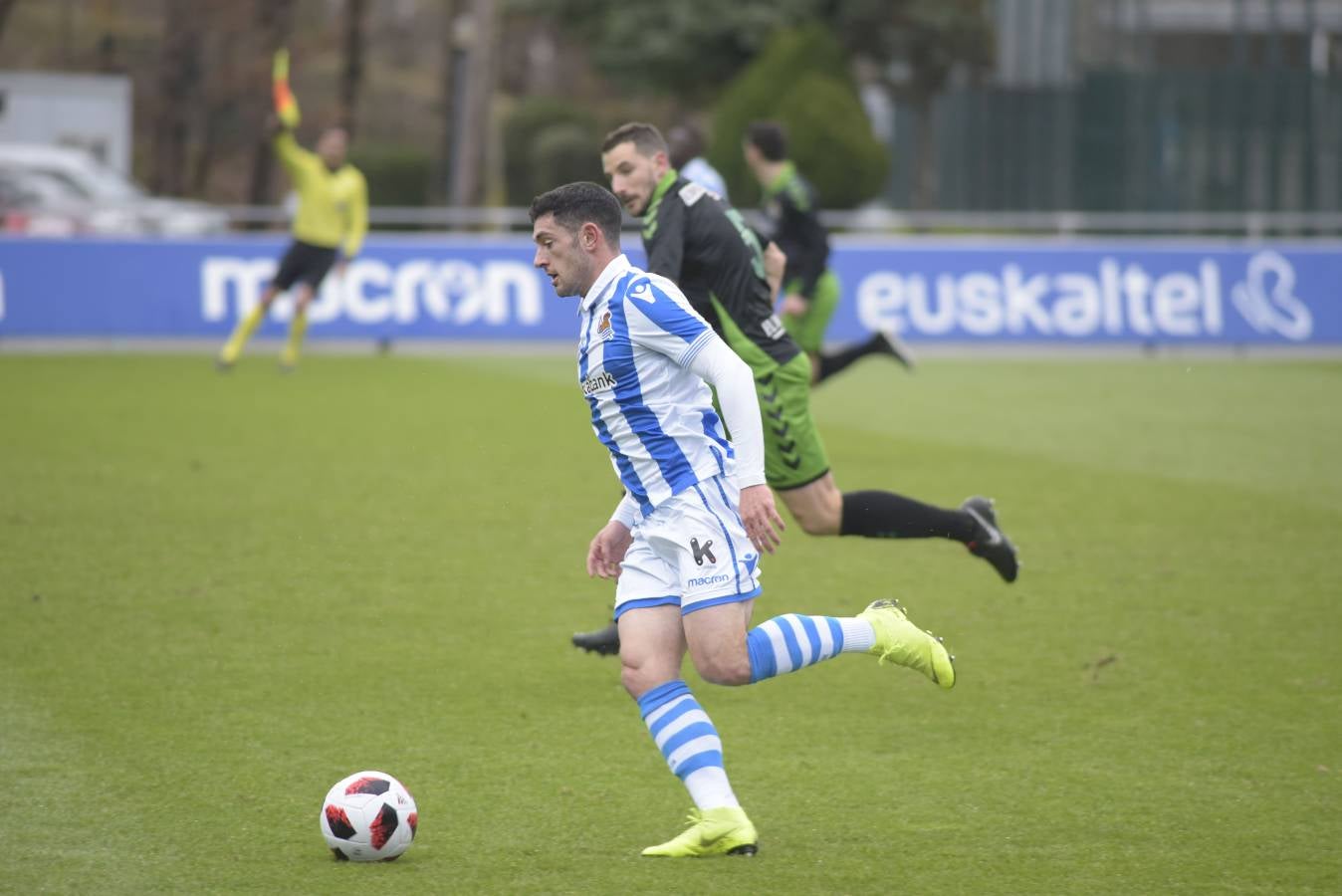 El filial de la Real Sociedad ha caído en Zubieta frente al conjunto cántabro, líder del grupo 2 de Segunda B. 