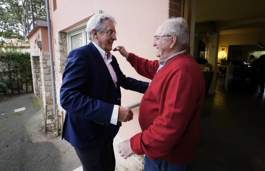 Juan Mari Arzak y Pedro Miguel Etxenike, únicos Medallas de Oro de San Sebastián con vida, charlan sobre la ciudad reunidos por DV 