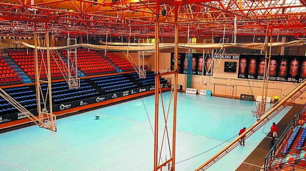 Todo estaba preparado ayer por la tarde en el polideportivo Artaleku para el partido de hoy, con el tapiz azul y las fotografías de las jugadoras del Bera Bera en las paredes. 